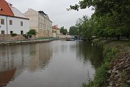 Českobudějovičtí kriminalisté vyšetřují případ úmrtí pětačtyřicetiletého muže. Jeho tělo objevili náhodní svědci v řece Malši v Českých Budějovicích.