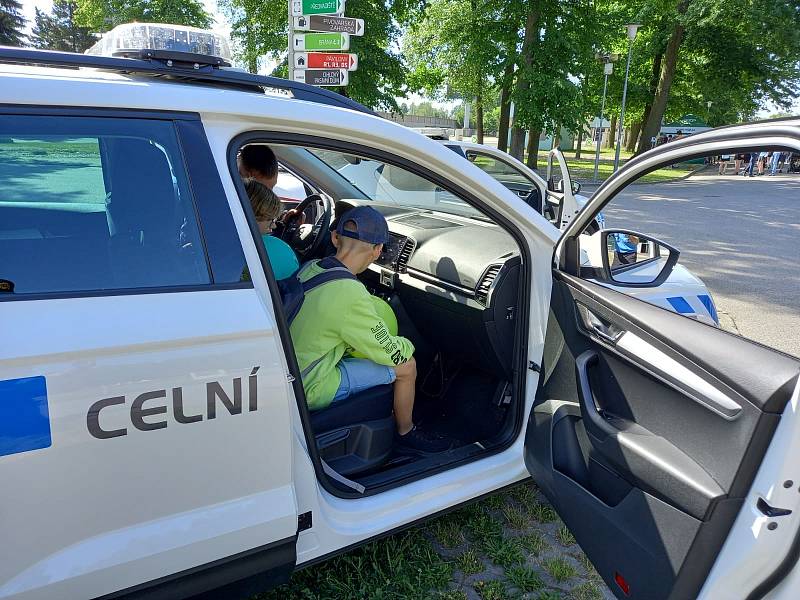 Celní úřad pro Jihočeský kraj předvedl svou techniku na českobudějovickém výstavišti. Během dvou dní tu veřejnosti na zvídavé dotazy odpovídala řada celníků a celnic. 