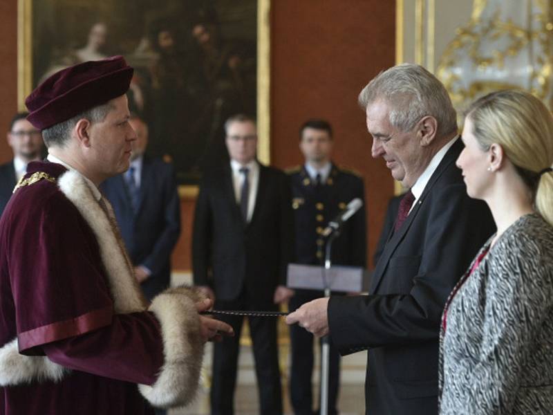 Prezident Miloš Zeman v úterý jmenoval nového rektora Jihočeské univerzity Tomáše Machulu (vlevo).