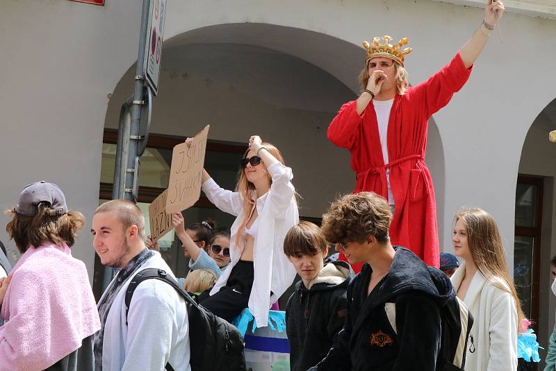 Budějovický majáles vyvrcholil v pátek průvodem.