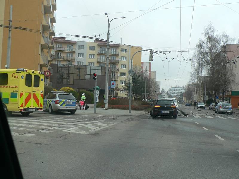 Nehoda na Lidické v Českých Budějovicích. Lidická byla kvůli tomu v neděli dopoledne zcela uzavřena nedaleko Samsona.