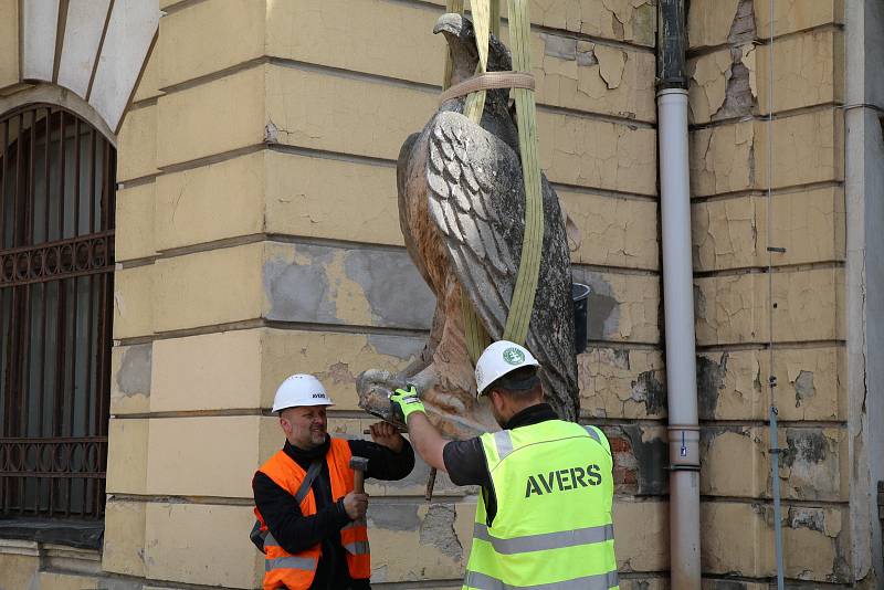 Sochu orla snesli ve středu z průčelí českobudějovického vlakového nádraží. Sochu čeká obnova v rámci velké rekonstrukce nádraží.
