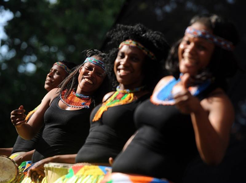 Festival Okolo Třeboně 2014, jehož hlavní hvězdou byla skupina Kryštof. Na snímku tanečnice z afrického souboru IYASA.