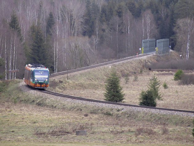 Druhý díl detektivního seriálu ČT Místo zločinu České Budějovice se odehrává na Prachaticku. Natáčelo se se například na opuštěném statku u Čkyně, roli si zahrál i místní regionální dopravce GW Train, který zapůjčil filmařům vlakovou soupravu.