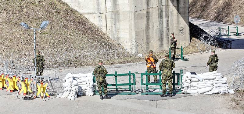 Cvičení SAFEGUARD na jaderné elektrárně Temelín. Vojáci odrazili teroristy, kteří vnikli do chráněné zóny i odrazili útok ukradeného letadla, které na nalétávalo na elektrárnu.