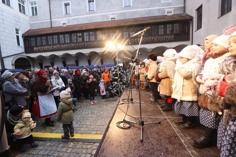 Vánoční trh na nádvoří českobudějovické radnice.