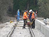 Práce na rekonstrukci železniční zastávky ve Vrábči. Nedaleký přejezd byl nově osazen i závorami.