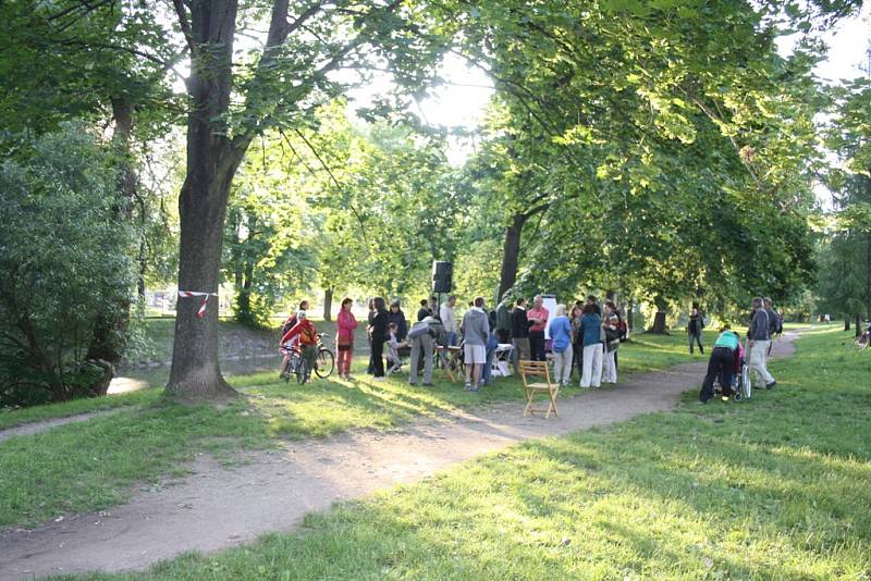 Ve středu se lidé sešli u Malého jezu. Snaží se zvrátit chystaná protipovodňová opatření, která by změnila ráz oblíbeného místa.