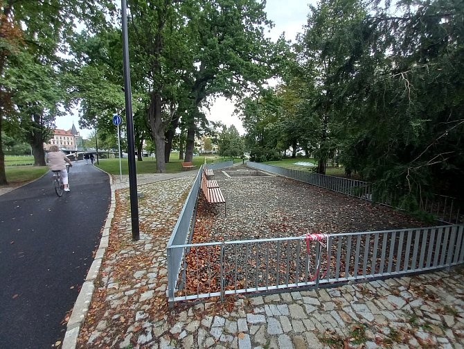 Park v Dukelské ulici v Českých Budějovicích. Z projektu zbývá dokončit dětské hřiště.