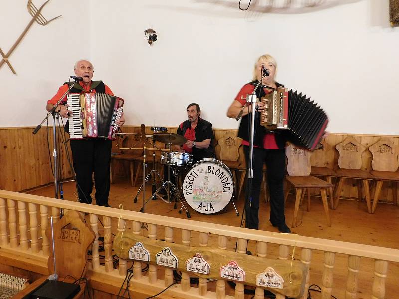 Už po sedmnácté se v sobotu v Holašovicích sešli muzikanti a příznivci heligonek.