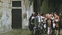 V popředí stojí v davu na třetím nádvoří krumlovského zámku komparzista Miroslav Mojha.