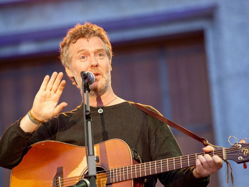 Irský písničkář a držitel Oscara Glen Hansard zahrál 1. srpna na nádvoří kláštera v Milevsku.