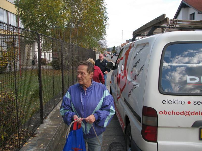 Ve dvě hodiny se v pátek otevřela volební místnost i na základní škole v Rožnově.