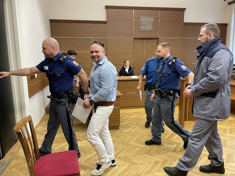 Drogový boss Rudolf Chalaš si opět vyslechl rozsudek. Dealer z Vimperka, policisty přezdívaný Satan, usedl na lavici obžalovaných spolu se svým komplicem Dominikem Luderou.