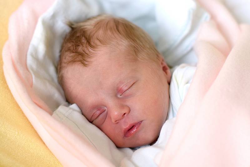 Petra a Jaroslav Chrdlovi z krajského města jsou rodiči novorozené Kateřiny Chrdlové. Narodila se 7. 3. 2020 ve 22.28 h. Její porodní váha byla 2,54 kg.
