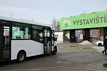 Očkobus. Město zřídilo autobusovou kyvadlovou dopravu k očkovacímu centru v areálu českobudějovického výstaviště.