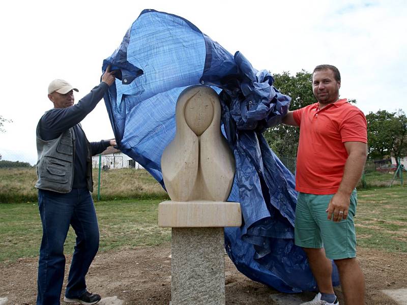 Kamenná nezapomíná na minulost a hledí kupředu. Se zájmem se v sobotu sešli na návsi místní, aby se poprvé pokochali pohledem na novou sochu. Někteří si dívku symbolizující poválečný odsun místních Němců i následující české dosídlení také pohladili.