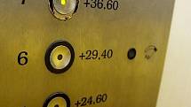 Ovládací panel ve výtahu u kontejmentu. Více než patro je důležité vědět v kolika metrech se váš cíl nalézá. Do reaktorového sálu se jede do +36,6 metrů