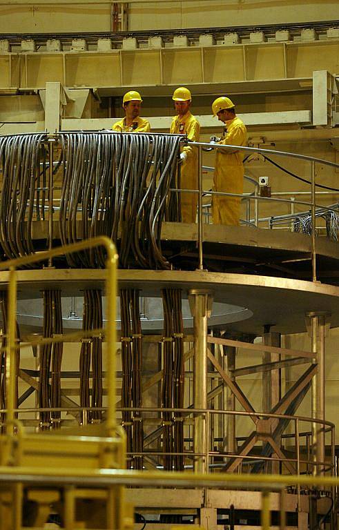 Na snímku technici v reaktorovém sálu kontrolují elektorozvody na nejvrchnější části reaktorové nádoby.