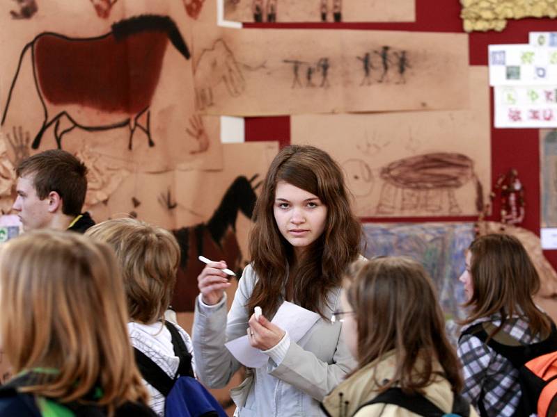 Výstava dětských výtvarných prací žáků z jižních Čech v Alšově jihočeské galerii v Hluboké nad Vltavou. 