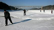 Bruslaři si o víkendu užívali jedinečných podmínek k bruslení na zamrzlé hladině vodní nádrže Orlík. Nabízel se jim netradiční pohled na Orlík, Zvíkov nebo Žďákovský most. V neděli se pak konal orientační bruslařský závod Pražské zimní ligy. 
