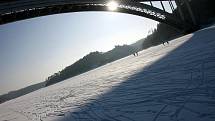 Bruslaři si o víkendu užívali jedinečných podmínek k bruslení na zamrzlé hladině vodní nádrže Orlík. Nabízel se jim netradiční pohled na Orlík, Zvíkov nebo Žďákovský most. V neděli se pak konal orientační bruslařský závod Pražské zimní ligy. 
