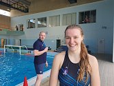 Josefína Holá u bazénu, přihlíží trenér Marek Fügner