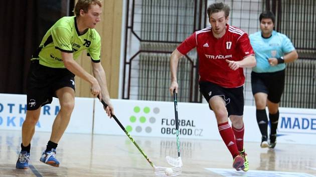 DERBY jihočeských zástupců v lize ovládli v českobudějovické Sportovní hale domácí Štíři. Florbalisty Strakonic porazili 9:5. O míček bojují Štír Lukáš Malý (vlevo) s Ondřejem Novákem.