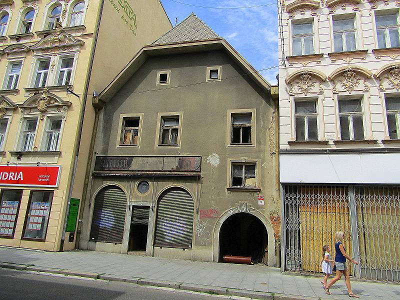 Stav domu v ulici Karla IV. před zamřížování a po požáru nábytku.