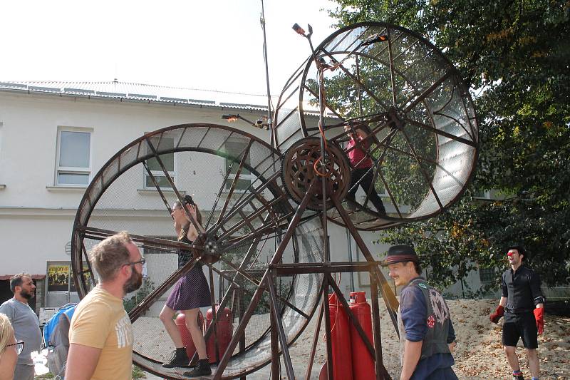 Maker Faire neboli přehlídka různých vynálezů přitáhla v sobotu od deseti hodin do českobudějovické "Žižkárny" davy návštěvníků.