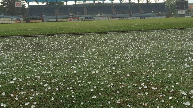 KROUPY. Hrací plochu na fotbalovém stadionu Dynama České Budějovice v sobotu odpoledne zasypaly kroupy.