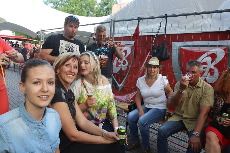 Aomersby retropárty se konala na českobudějovickém Výstavišti za účasti Karla Gotta,skupiny Olympic, Petra Nagye, Josefa Laufera, Milana Schellingera a řady dalších interpretů.