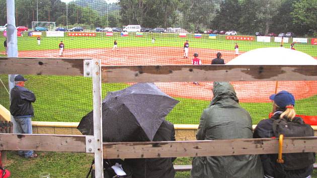 Déšť zkomplikoval průběh ME baseballistů v žákovské kategorii, které se v těchto dnech koná na jihu Čech. V pátek ve 14.00 začne finále s českou účastí.