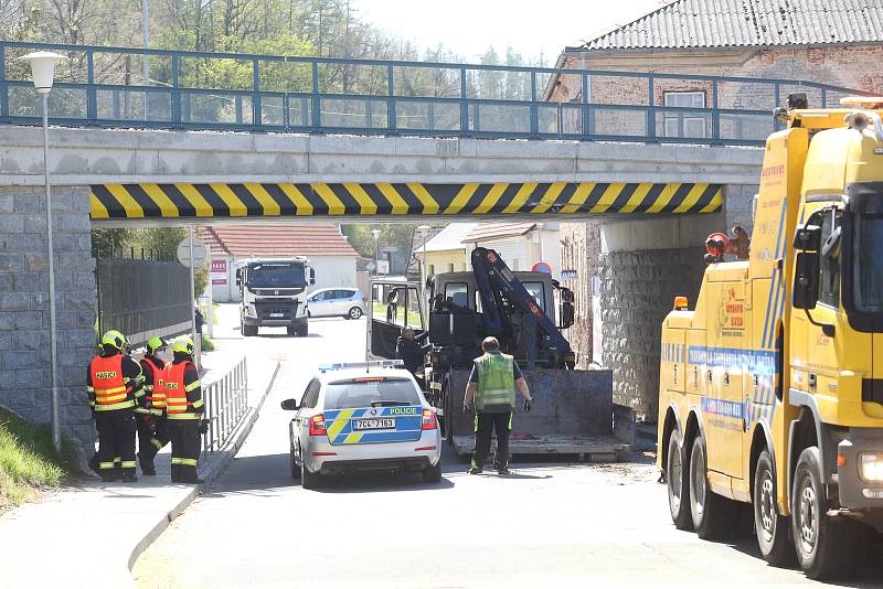 Pod boršovským viaduktem v roce 2020 neprojelo nákladní auto, které vezlo menší bagr. Ten po nárazu do viaduktu spadl.