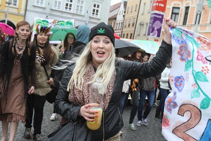 Více než tři tisíce studentů českobudějovických středních a vysokých škol v pátek prošly centrem města.