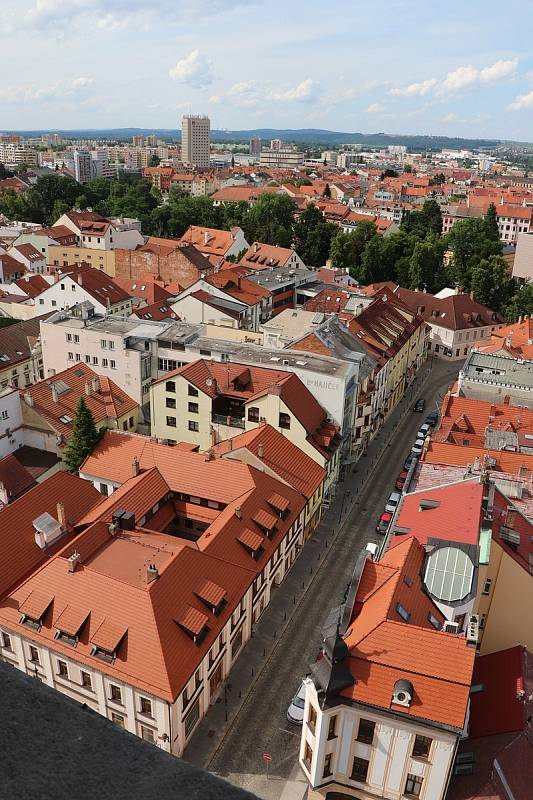 Ulice v centru Českých Budějovic, pohled z Černé věže.