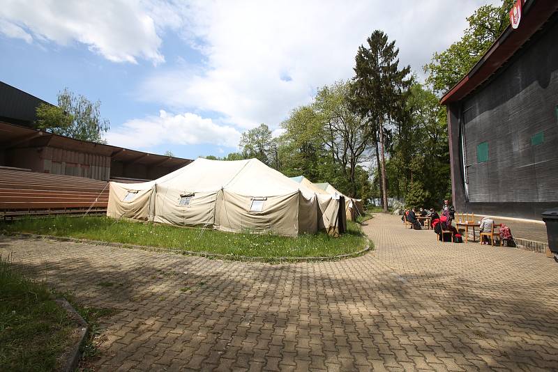 Letní kino se stalo díky městské charitě na přechodnou dobu útočištěm pro bezdomovce.