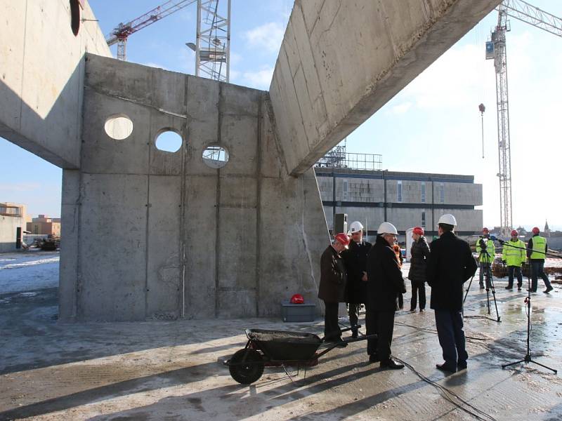 Zvětšené a modernější obchodní centrum na budějovické Pražské třídě se otevře koncem října.