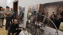 Jihočeské muzeum otevře 28. října novou stálou expozici Příběh města Českých Budějovic. Tři sály zaplní přes tisíc předmětů. Na snímku anglické jízdní kolo z roku 1896.
