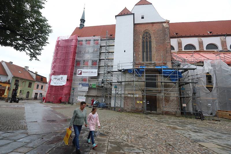 Klášterní kostel v centru Budějovic je skrytý pod lešením.