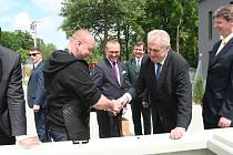 Prezident Miloš Zeman při návštěvě Mezinárodního vzdělávacího střediska ochrany vod ve Vodňanech. 