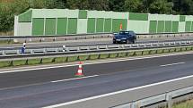 Opravy a udržovací práce na jihočeské dálnici D3 znamenají pro řidiče v některých úsecích sníženou rychlost a provoz svedený do jednoho silničního pruhu.