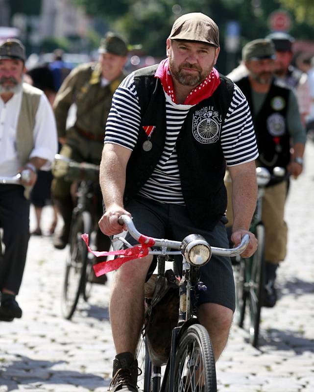 Do Putimi k bývalé četnické stanici zamířili v pátek v parném počasí na historických bicyklech od jihočeského muzea aktéři 14. ročníku Memoriálu Josefa Švejka. Cyklistický spolek Podšumavan v dobových kostýmech a uniformách rakouské c.k. armády vyrazil na