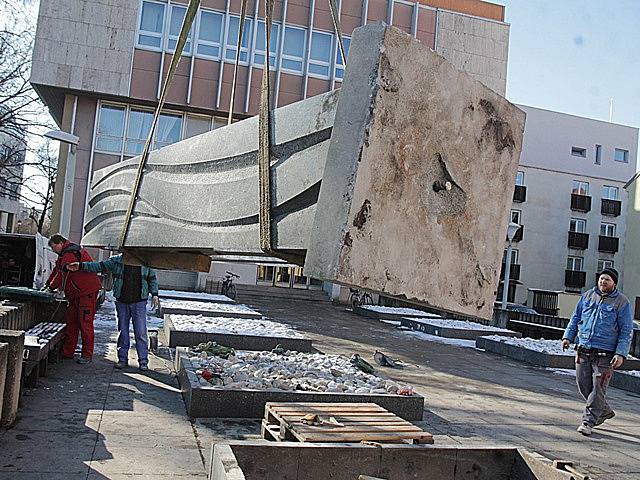 Betonový pomník zřejmě z 80. let stával před budějovickou konzervatoří. Nyní se přestěhoval do depozitáře muzea.