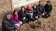 Na fotografii zleva zleva Václav Krištůfek, studentky Zuzana Pilsová, Anna Krajícová, Michaela Kučerová, Aneta Pilsová, starosta Zahájí Jiří Novák a Jarmila Ichová, učitelka biologie z Gymnázia Jírovcova.