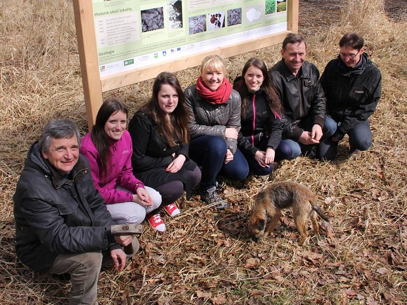 Na fotografii zleva zleva Václav Krištůfek, studentky Zuzana Pilsová, Anna Krajícová, Michaela Kučerová, Aneta Pilsová, starosta Zahájí Jiří Novák a Jarmila Ichová, učitelka biologie z Gymnázia Jírovcova.