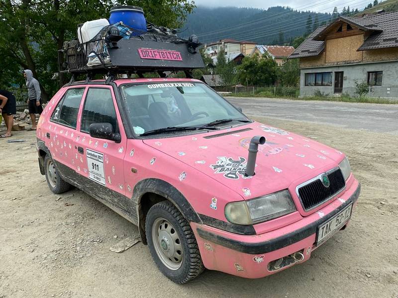 Orientační rallye Gumbalkan absolvovali Jihočeši od 21. do 27. srpna. Se svými vozy v hodnotě do 25 tisíc ujeli 3 800 kilometrů a užili si spoustu zábavy, projeli Slovensko, Ukrajinu a dorazili do cíle v rumunském Banátu.