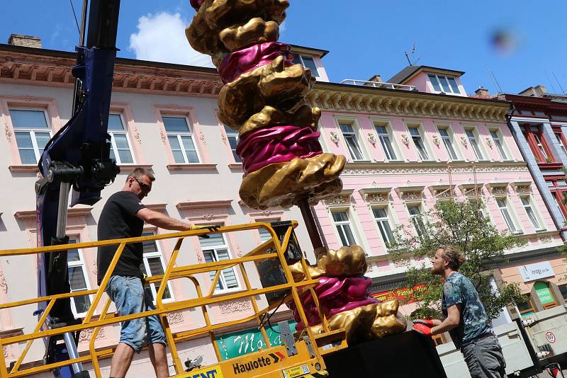 Socha Cake Tower na Lannově třídě a nerezový kůň na náměstí v Českých Budějovicích.