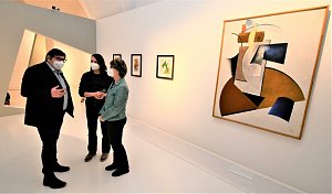 Instalace unikátní výstavy Malevič-Rodčenko-Kandinskij a ruská avantgarda v Alšově jihočeské galerii.
