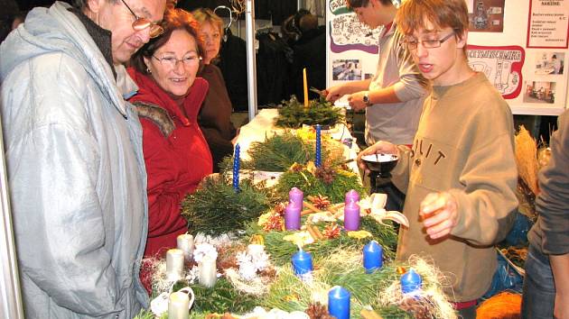 Na výstavišti vytvářeli adventní věnce studenti českobudějovické střední školy. 